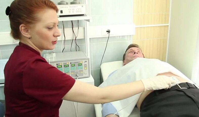 Lekár vyšetrí pacienta na diagnostiku prostatitídy