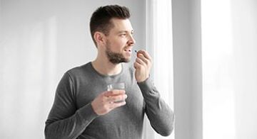 muž užíva lieky na liečbu prostatitídy